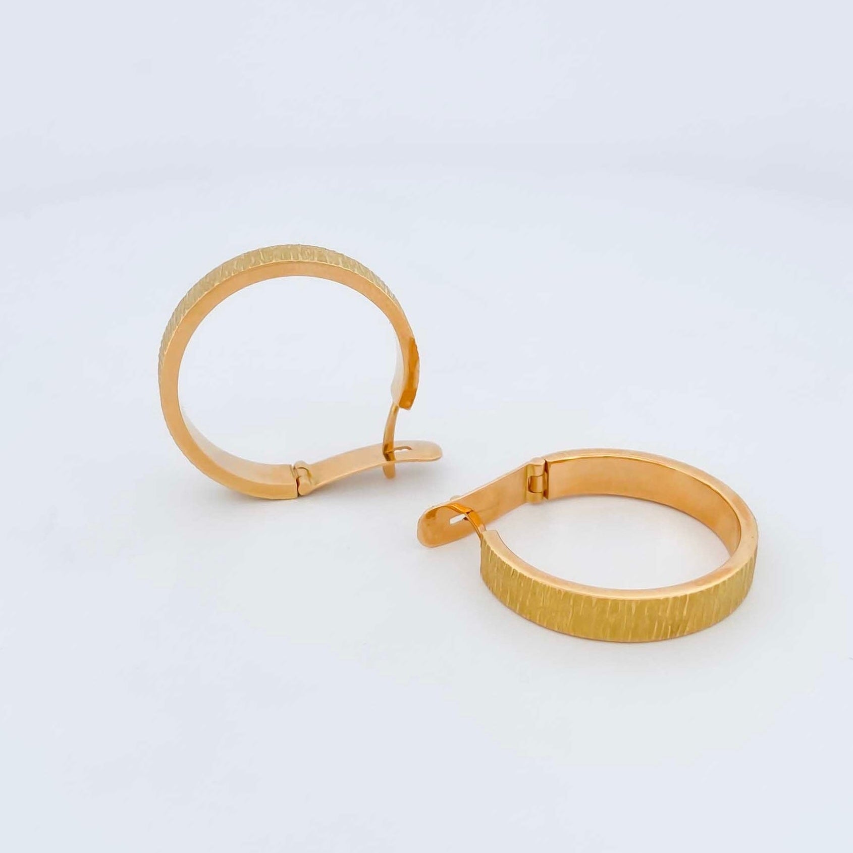 Comprar pendientes aros oro amarillo 18kt. Pendientes de oro de 18kt baratos. Joyería Ian'Or. Envío gratis. Donde comprar y vender oro al mejor precio.