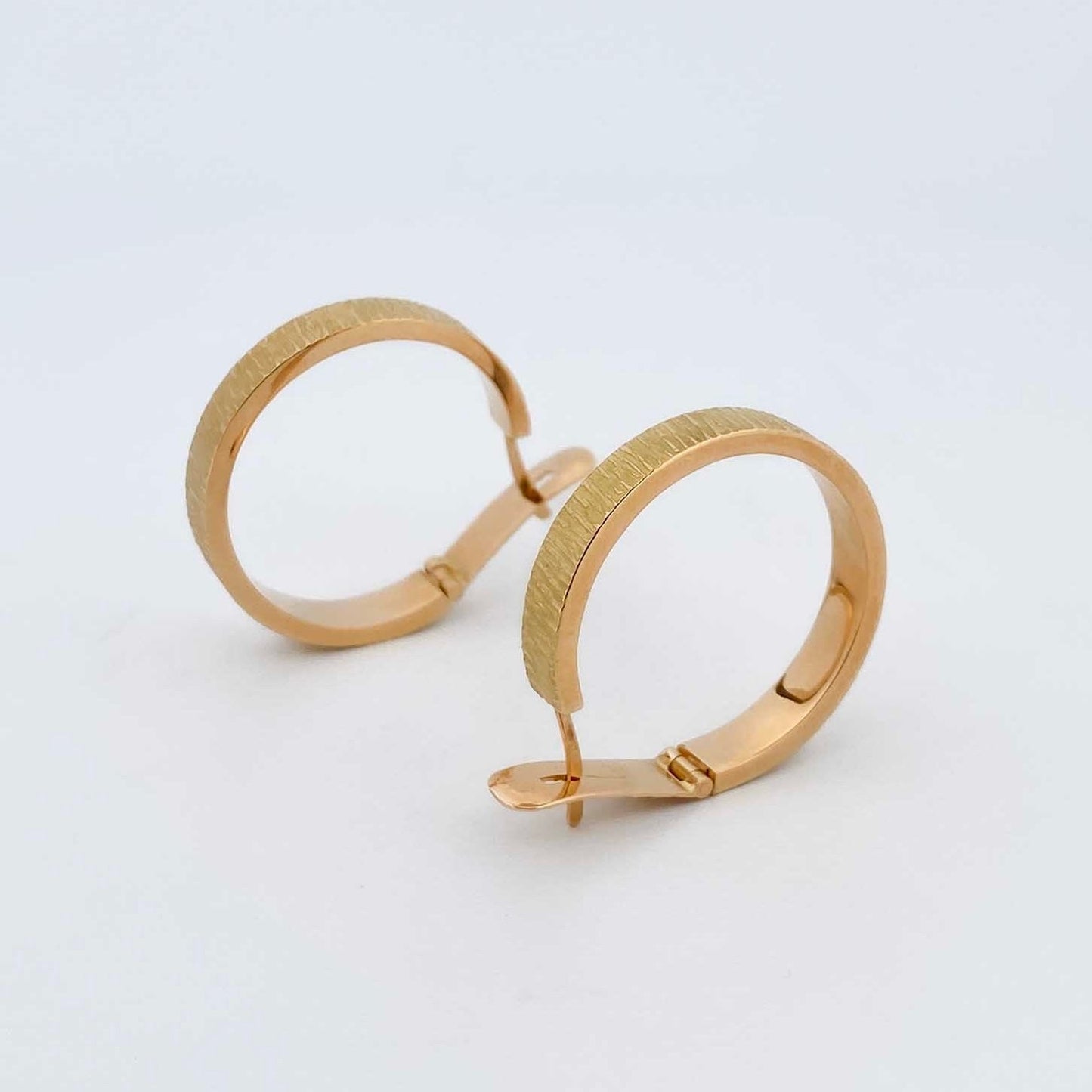 Comprar pendientes aros oro amarillo 18kt. Pendientes de oro de 18kt baratos. Joyería Ian'Or. Envío gratis. Donde comprar y vender oro al mejor precio.