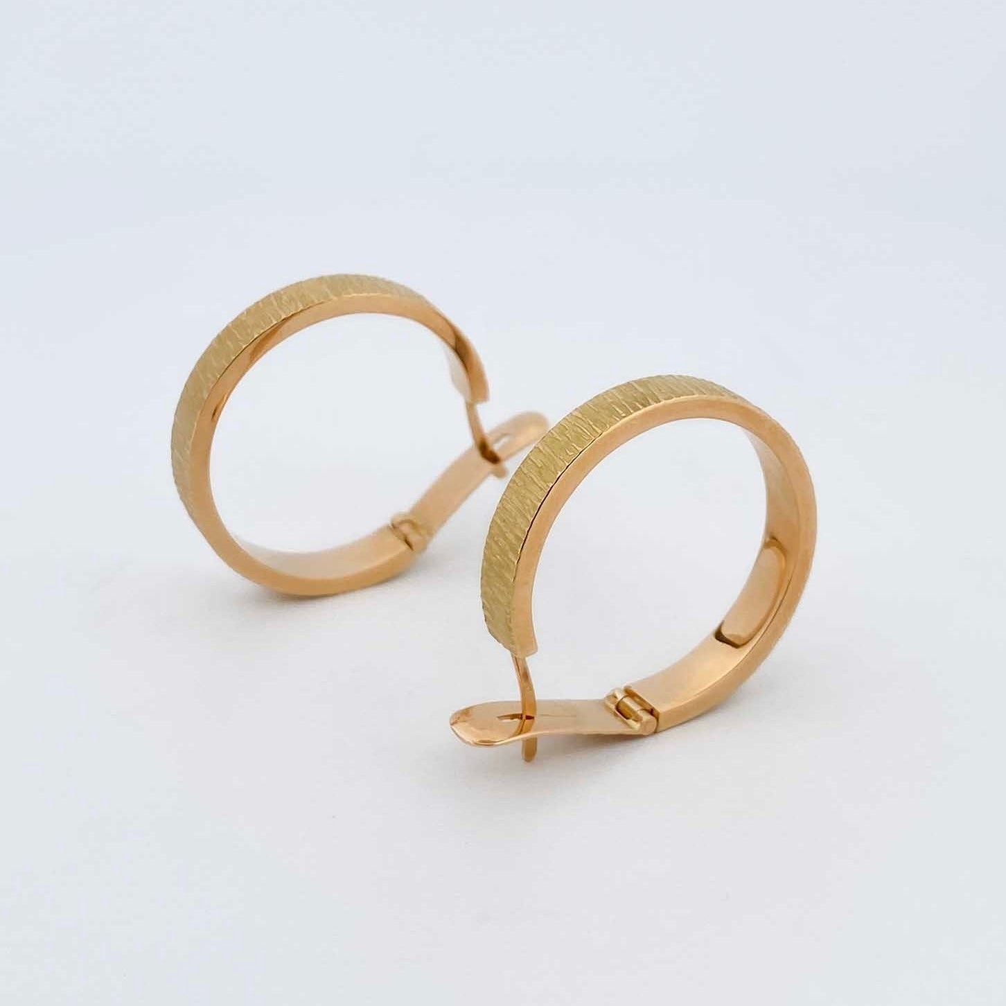 Comprar pendientes aros oro amarillo 18kt. Pendientes de oro de 18kt baratos. Joyería Ian'Or. Envío gratis. Donde comprar y vender oro al mejor precio.