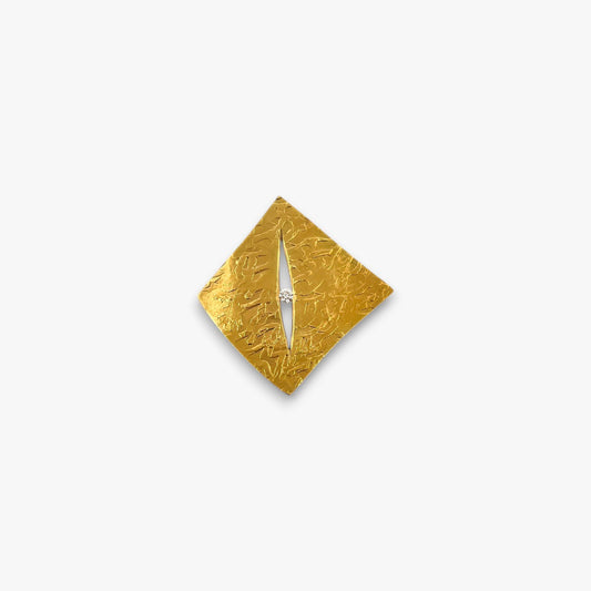 Comprar colgante relizado en oro amarillo de 18kt en forma de cuadrado irregular con un diamante en medio. Joyería Ian'Or. Joyas de segunda mano. Joyas restauradas. Colgantes baratos. Envío gratis.