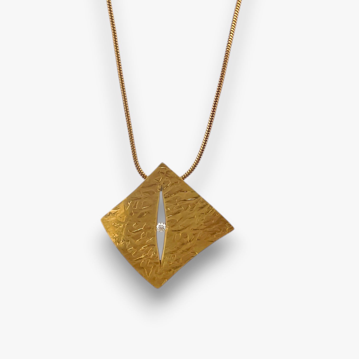 Comprar colgante relizado en oro amarillo de 18kt en forma de cuadrado irregular con un diamante en medio. Joyería Ian'Or. Joyas de segunda mano. Envío gratis.