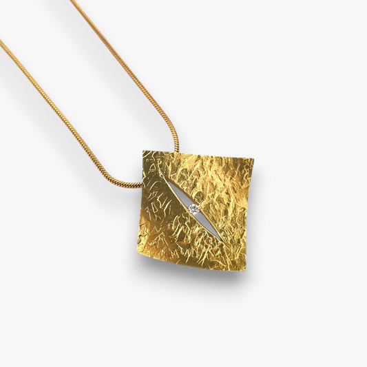 Comprar colgante relizado en oro amarillo de 18kt en forma de cuadrado irregular con un diamante en medio. Joyería Ian'Or. Joyas de segunda mano. Envío gratis.