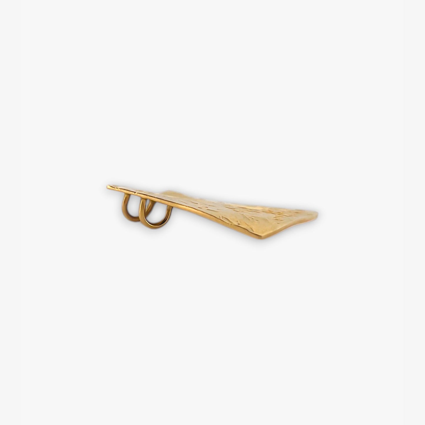 Comprar colgante relizado en oro amarillo de 18kt en forma de cuadrado irregular con un diamante en medio. Joyería Ian'Or. Joyas de segunda mano. Envío gratis.