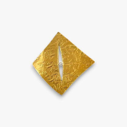 Comprar colgante relizado en oro amarillo de 18kt en forma de cuadrado irregular con un diamante en medio. Joyería Ian'Or. Joyas de segunda mano. Envío gratis.