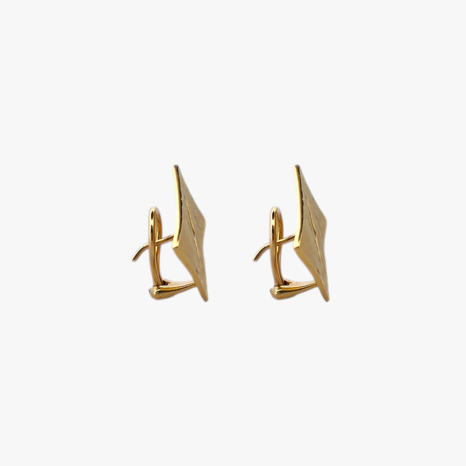Comprar pendientes de oro amarillo de 18kt en forma de cuadrado irregular y con 1 diamante en cada pendiente. Estos preciosos pendientes miden 20mm de alto y 20mm de largo y disponen de cierre tipo omega. Joyas restauradas. Envío gratis a toda la península. Joyería Ian'Or.