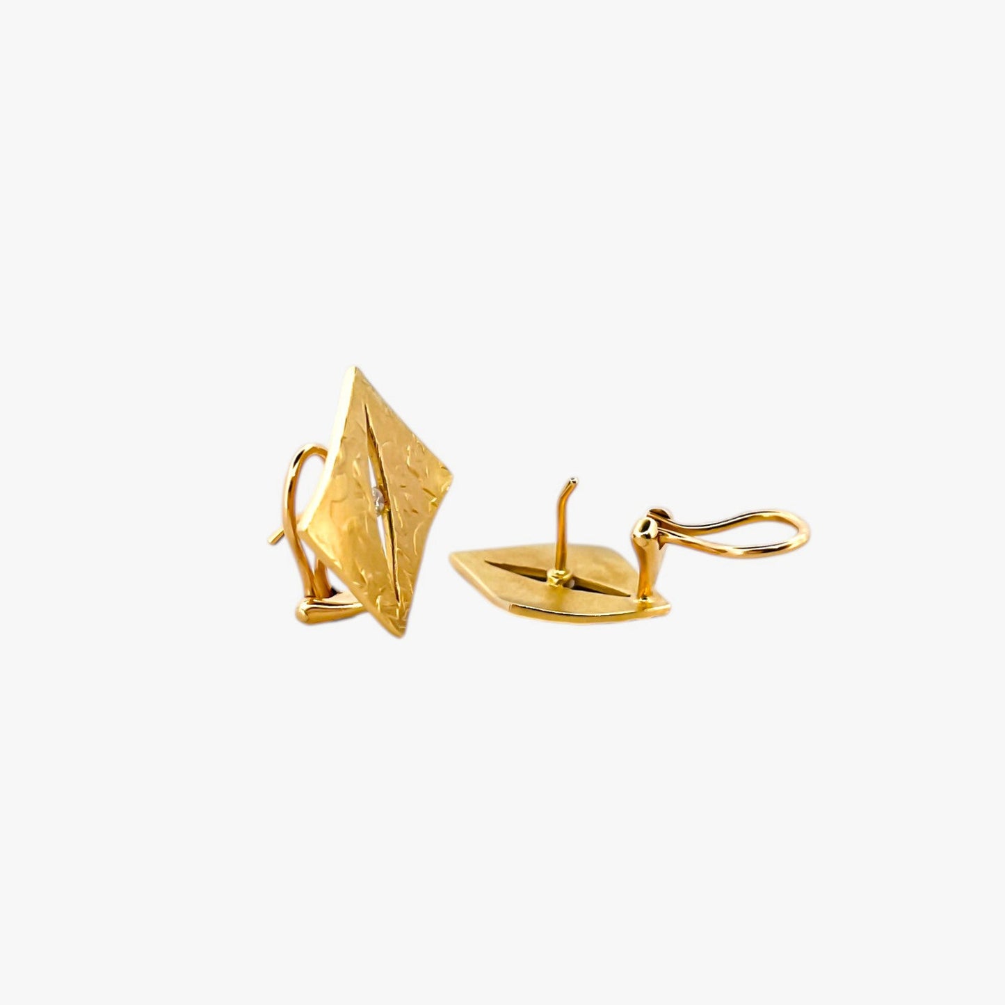 Comprar pendientes de oro amarillo de 18kt en forma de cuadrado irregular y con 1 diamante en cada pendiente. Estos preciosos pendientes miden 20mm de alto y 20mm de largo y disponen de cierre tipo omega. Joyas restauradas. Envío gratis a toda la península. Joyería Ian'Or.