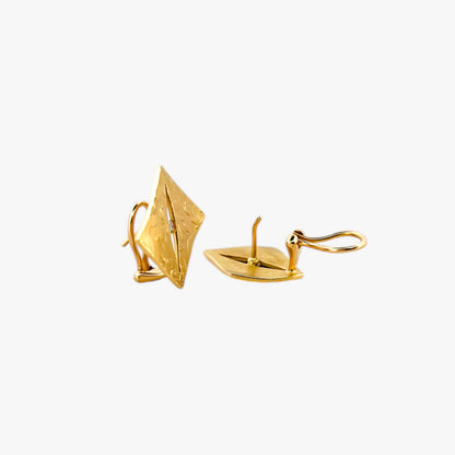 Comprar pendientes de oro amarillo de 18kt en forma de cuadrado irregular y con 1 diamante en cada pendiente. Estos preciosos pendientes miden 20mm de alto y 20mm de largo y disponen de cierre tipo omega. Joyas restauradas. Envío gratis a toda la península. Joyería Ian'Or.