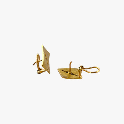 Comprar pendientes de oro amarillo de 18kt en forma de cuadrado irregular y con 1 diamante en cada pendiente. Estos preciosos pendientes miden 20mm de alto y 20mm de largo y disponen de cierre tipo omega. Joyas restauradas. Envío gratis a toda la península. Joyería Ian'Or.