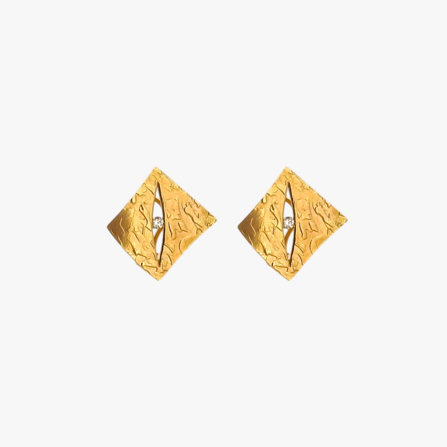 Comprar pendientes de oro amarillo de 18kt en forma de cuadrado irregular y con 1 diamante en cada pendiente. Estos preciosos pendientes miden 20mm de alto y 20mm de largo y disponen de cierre tipo omega. Joyas restauradas. Envío gratis a toda la península. Joyería Ian'Or.
