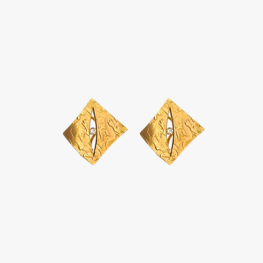 Comprar pendientes de oro amarillo de 18kt en forma de cuadrado irregular y con 1 diamante en cada pendiente. Estos preciosos pendientes miden 20mm de alto y 20mm de largo y disponen de cierre tipo omega. Joyas restauradas. Envío gratis a toda la península. Joyería Ian'Or.