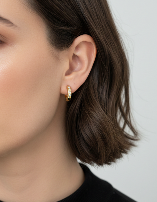 Comprar pendientes de oro amarillo de 18kt con 4 diamantes en cada pendiente. Estos preciosos pendientes miden 15mm de alto y 10mm de ancho y disponen de cierre catalán.