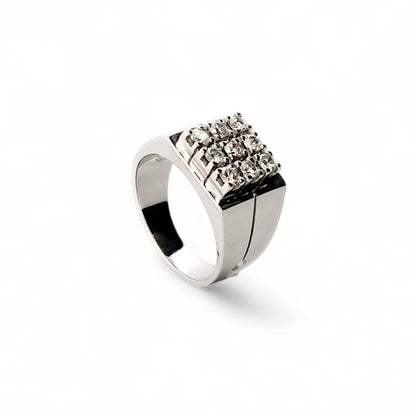 Comprar sortija tipo sello realizada en oro blanco de 18kt con pavé de 9 diamantes talla brillante. Joyas con diamantes baratas. Ian'Or. Envío Gratis.
