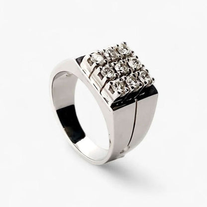 Comprar anillo tipo sello realizado en oro blanco de 18kt con pavé de 9 diamantes talla brillante. Joyas con diamantes baratas. Joyería Ian'Or. Envío Gratis.