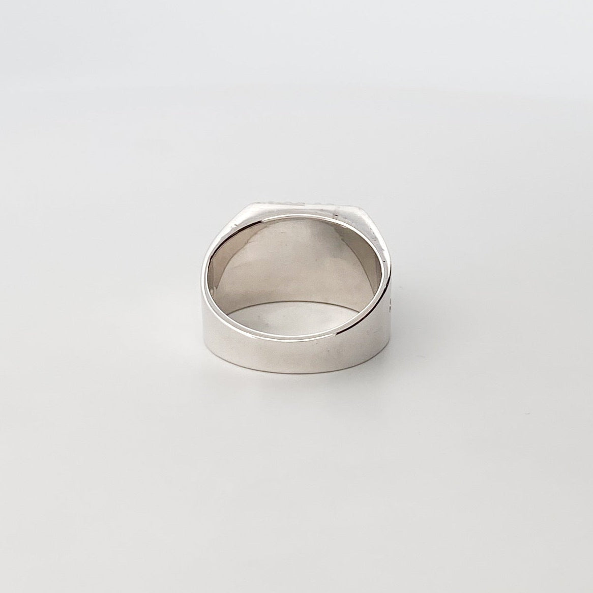 Comprar sortija tipo sello realizada en oro blanco de 18kt con pavé de 9 diamantes talla brillante. Joyas con diamantes baratas. Ian'Or. Envío Gratis.