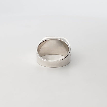 Comprar sortija tipo sello realizada en oro blanco de 18kt con pavé de 9 diamantes talla brillante. Joyas con diamantes baratas. Ian'Or. Envío Gratis.