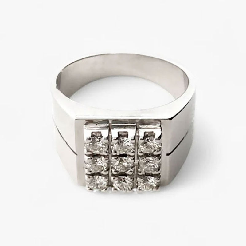 Comprar anillo tipo sello realizado en oro blanco de 18kt con pavé de 9 diamantes talla brillante. Joyas con diamantes baratas. Joyería Ian'Or. Envío Gratis.