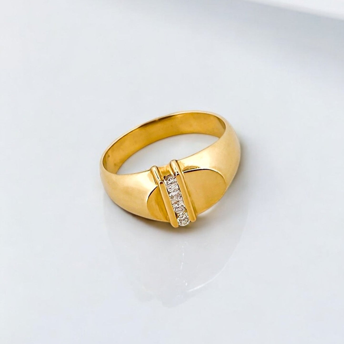 Comprar anillo realizado en oro amarillo de 18kt y carril de 4 diamantes talla brillante en la parte central del anillo. Joyería Ian'Or. Envío gratis.