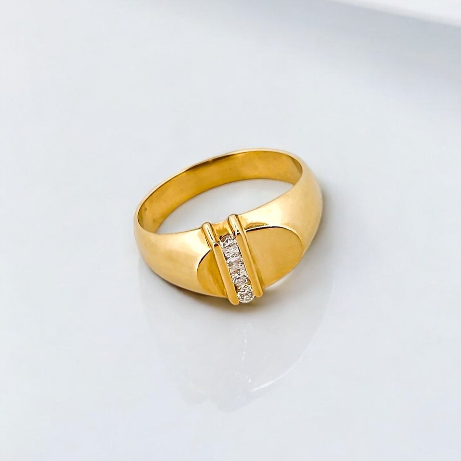 Comprar anillo realizado en oro amarillo de 18kt y carril de 4 diamantes talla brillante en la parte central del anillo. Joyería Ian'Or. Envío gratis.