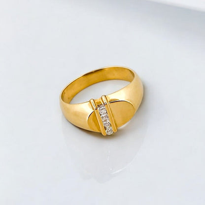Comprar anillo realizado en oro amarillo de 18kt y carril de 4 diamantes talla brillante en la parte central del anillo. Joyería Ian'Or. Envío gratis.