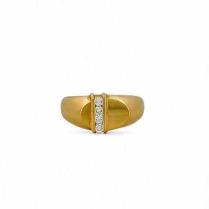 Comprar anillo realizado en oro amarillo de 18kt y carril de 4 diamantes talla brillante en la parte central del anillo. Joyería Ian'Or. Envío gratis.