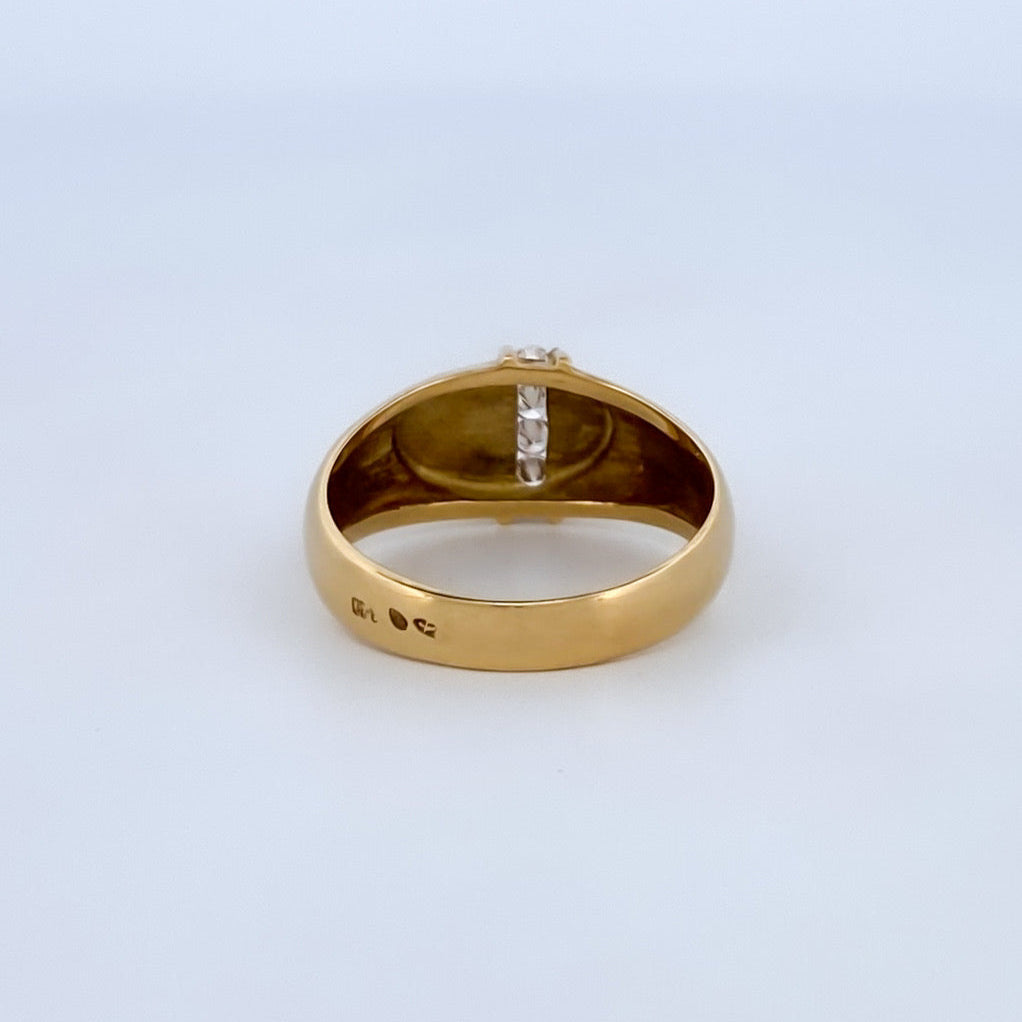 Comprar anillo realizado en oro amarillo de 18kt y carril de 4 diamantes talla brillante en la parte central del anillo. Joyería Ian'Or. Envío gratis.