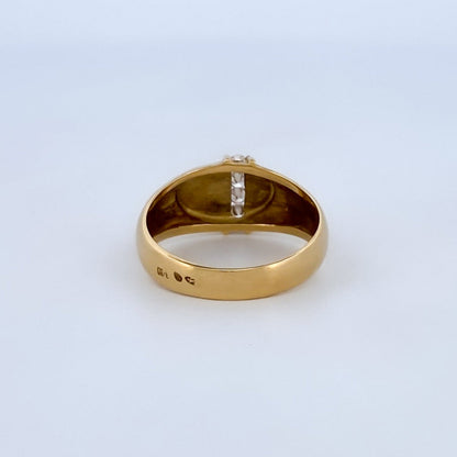 Comprar anillo realizado en oro amarillo de 18kt y carril de 4 diamantes talla brillante en la parte central del anillo. Joyería Ian'Or. Envío gratis.