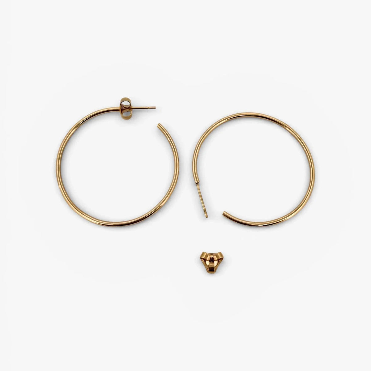 Comprar pendientes aro lisos en oro amarillo de 18kt de 40mm de diámetro y 1,66mm de grosor. Estos pendientes disponen de cierre presión. Envío GRATIS. Ian'Or.