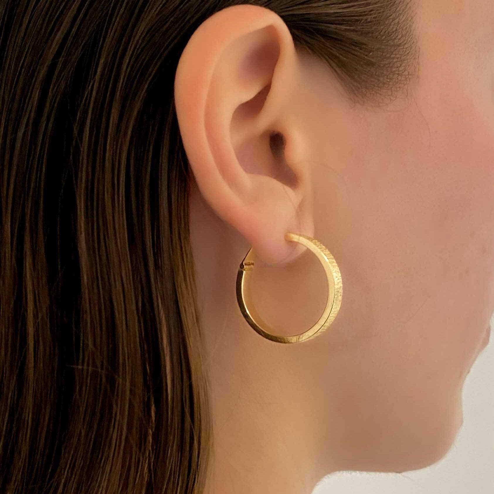 Pendientes aros oro amarillo 18kt. Pendientes de oro de 18kt baratos. Joyería Ian'Or. Envío gratis. Donde comprar y vender oro al mejor precio.