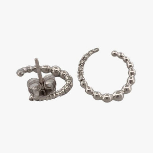 Comprar pendientes realizados en oro blanco de 18kt en forma de un casi circulo entero y con 6 diamantes en una de las puntas en cada pendiente. Estos pendientes disponen de cierre a presión.
