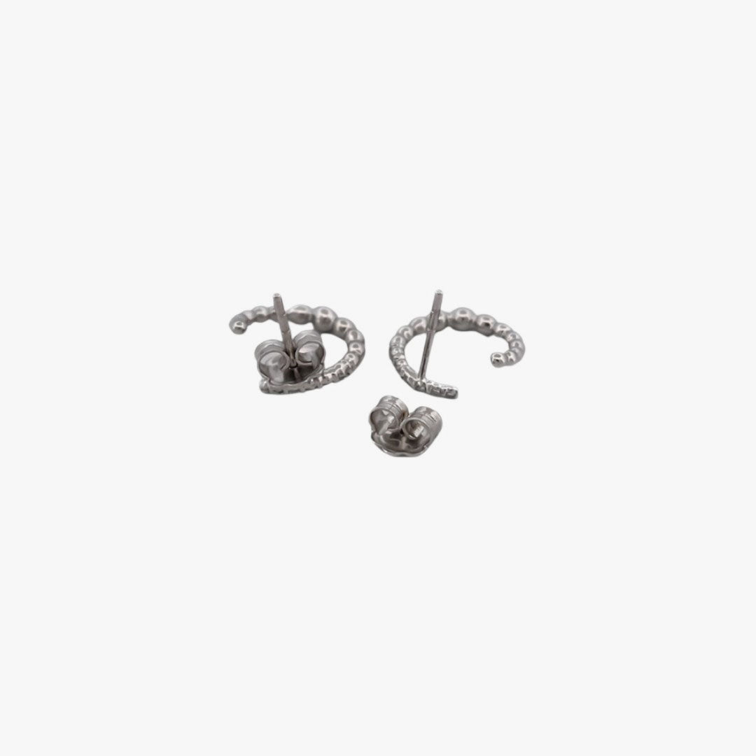 Comprar pendientes realizados en oro blanco de 18kt en forma de un casi circulo entero y con 6 diamantes en una de las puntas en cada pendiente. Estos pendientes disponen de cierre a presión.