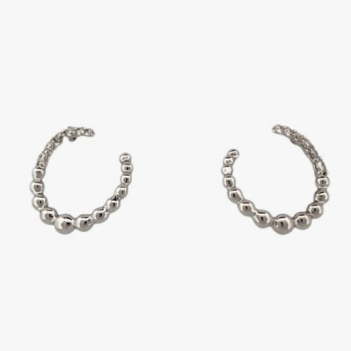 Comprar pendientes realizados en oro blanco de 18kt en forma de un casi circulo entero y con 6 diamantes en una de las puntas en cada pendiente. Estos pendientes disponen de cierre a presión.