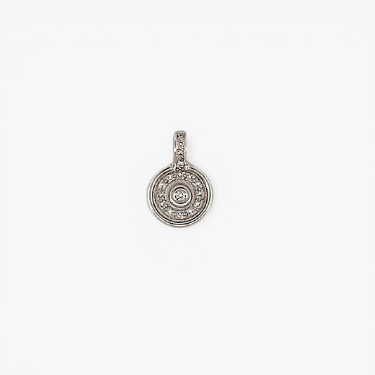 Colgante medalla de oro blanco con 1 diamante central, 2 diamantes en la balía y 12 diamantes alrededor del diamante central. Joyería barata. Barcelona