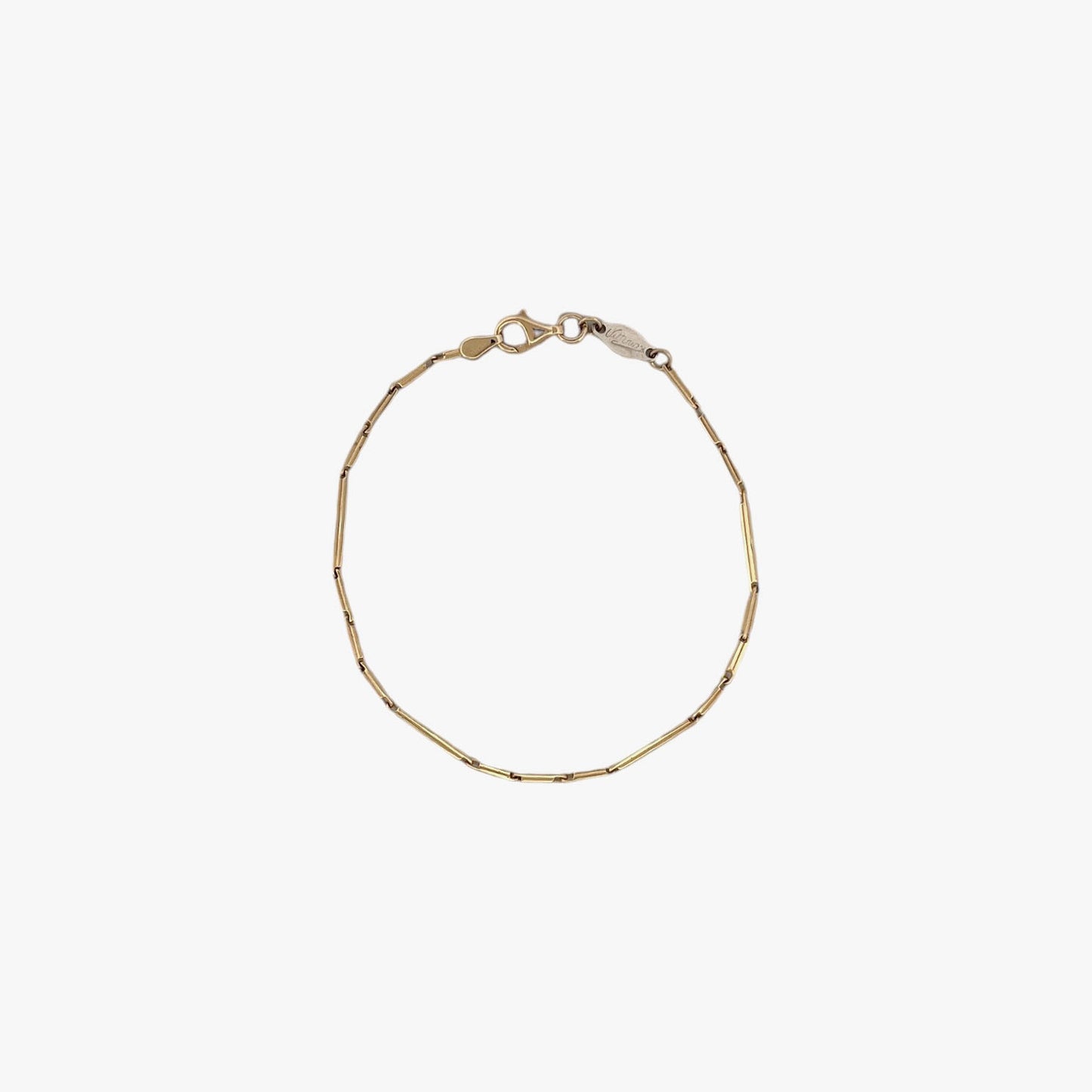 Comprar pulsera oro amarillo de 18kt con cadena de eslabones barra. La pulsera mide 18,5cm y hace 1,69mm de grosor. Esta pulsera dispone de cierre tipo mosquetón.