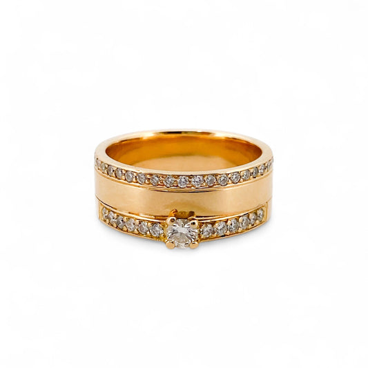 Comprar anillo realizado en oro amarillo de 18kt con un diamante engastado en 4 grapas y 54 diamantes más pequeños. Joyas segunda mano. Joyería Ian'Or.