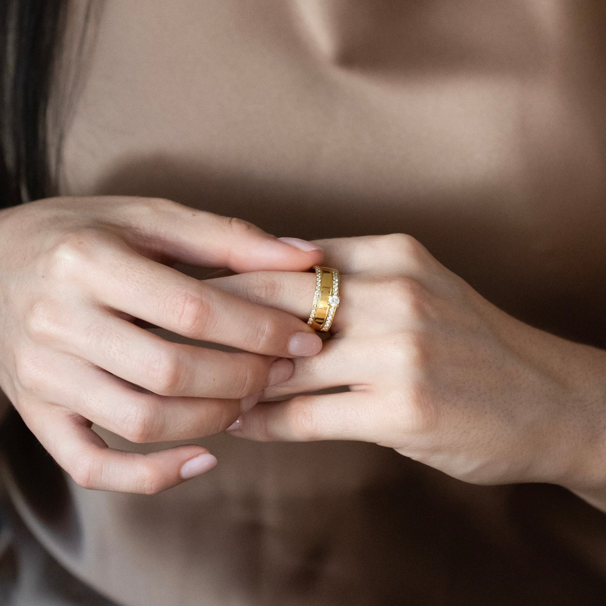 Comprar anillo realizado en oro amarillo de 18kt con un diamante engastado en 4 grapas y 54 diamantes más pequeños. Joyas segunda mano. Joyería Ian'Or.