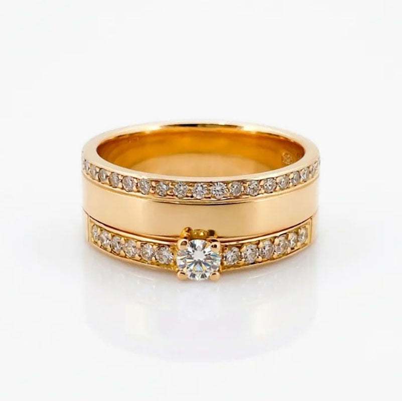 Comprar anillo realizado en oro amarillo de 18kt con un diamante engastado en 4 grapas y 54 diamantes más pequeños. Joyas segunda mano. Joyería Ian'Or.