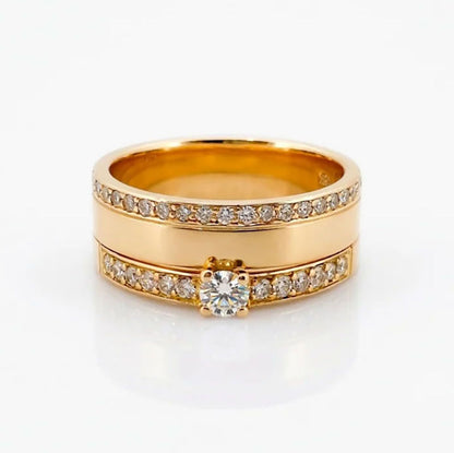Comprar anillo realizado en oro amarillo de 18kt con un diamante engastado en 4 grapas y 54 diamantes más pequeños. Joyas segunda mano. Joyería Ian'Or.
