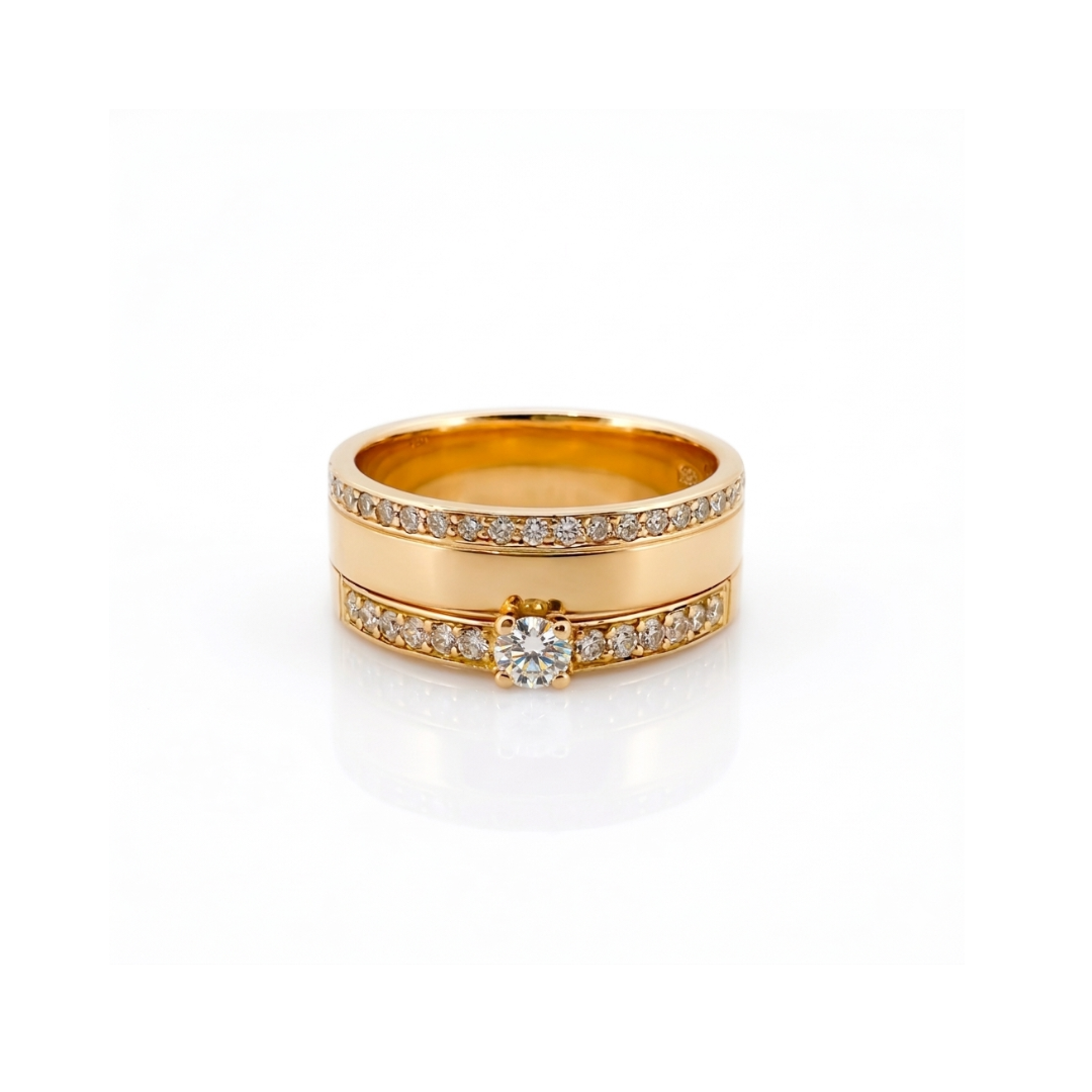Comprar anillo realizado en oro amarillo de 18kt con un diamante engastado en 4 grapas y 54 diamantes más pequeños. Joyas segunda mano. Joyería Ian'Or.