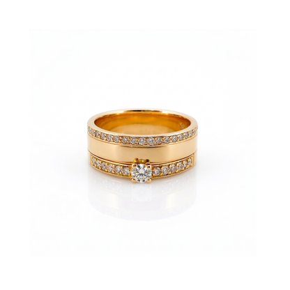 Comprar anillo realizado en oro amarillo de 18kt con un diamante engastado en 4 grapas y 54 diamantes más pequeños. Joyas segunda mano. Joyería Ian'Or.
