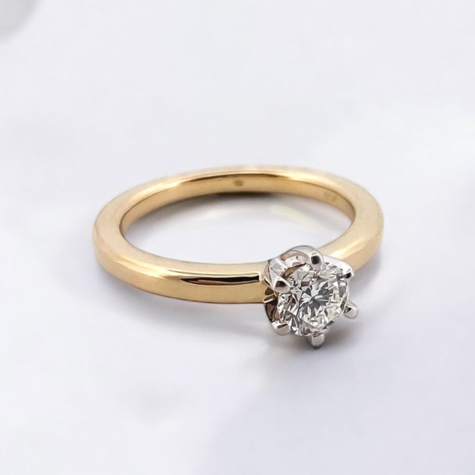 Solitario de oro amarillo de 18kt con diamante talla brillante de de 0,40ct engastado en 6 grapas en oro blanco. Un precioso anillo de compromiso con un diseño clásico y atemporal
Talla original: 15
Joyas de segunda mano  al mejor precio, envío gratuito. Anillos de compromiso baratos