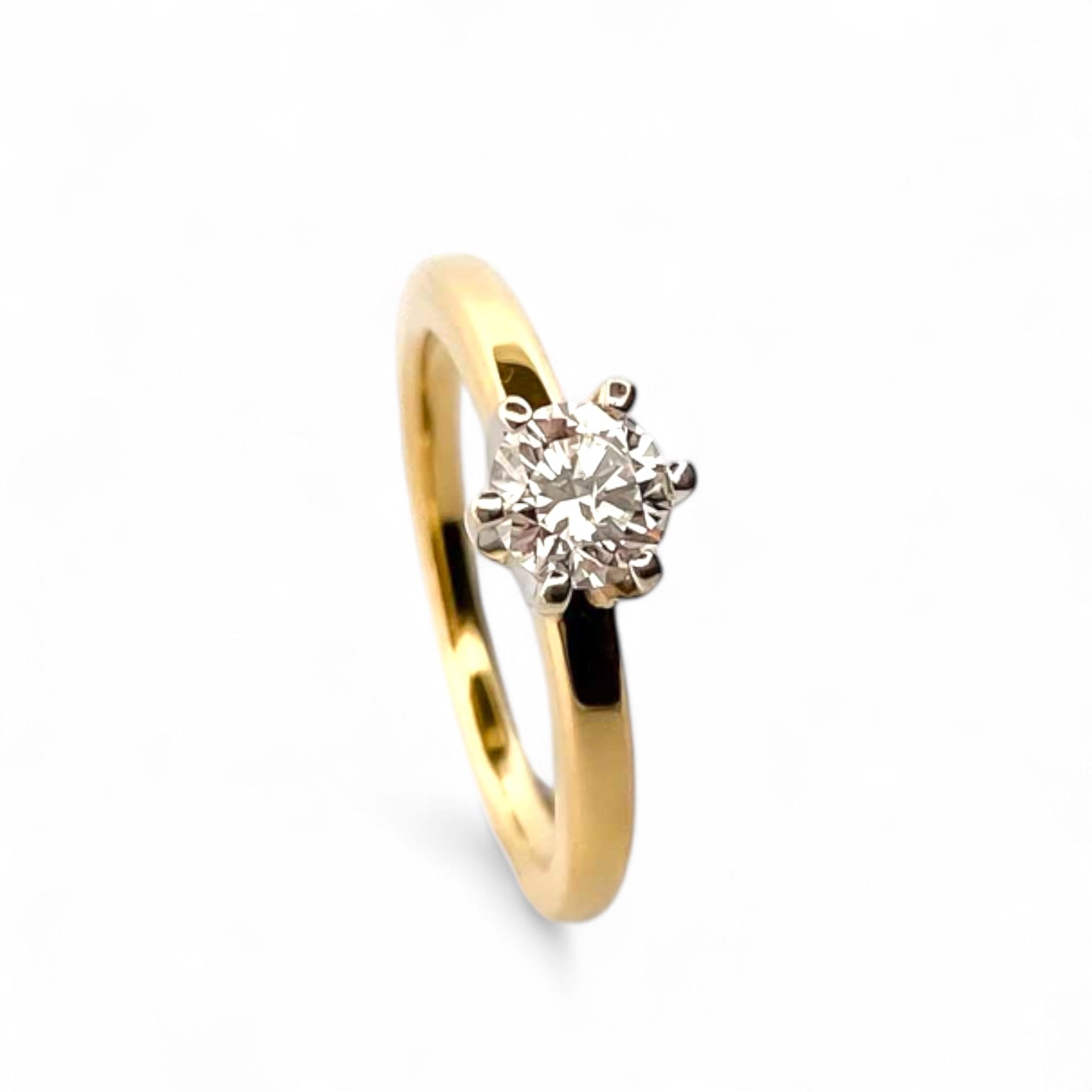 Solitario de oro amarillo de 18kt con diamante talla brillante de de 0,40ct engastado en 6 grapas en oro blanco. Un precioso anillo de compromiso con un diseño clásico y atemporal
Talla original: 15
Joyas de segunda mano  al mejor precio, envío gratuito. Anillos de compromiso baratos