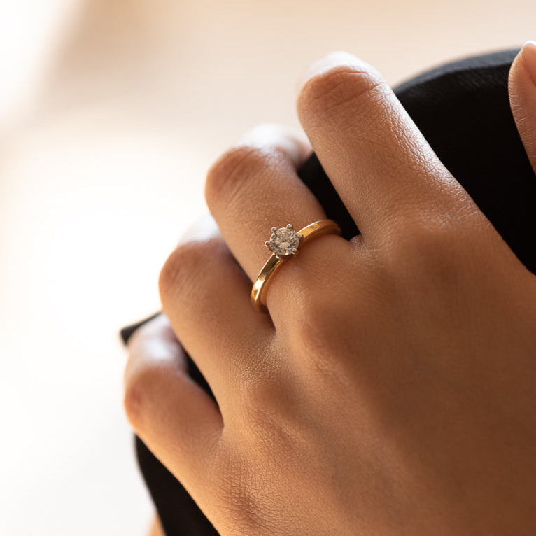 Solitario de oro amarillo de 18kt con diamante talla brillante de de 0,40ct engastado en 6 grapas en oro blanco. Un precioso anillo de compromiso con un diseño clásico y atemporal
Talla original: 15
Joyas de segunda mano  al mejor precio, envío gratuito. Anillos de compromiso baratos