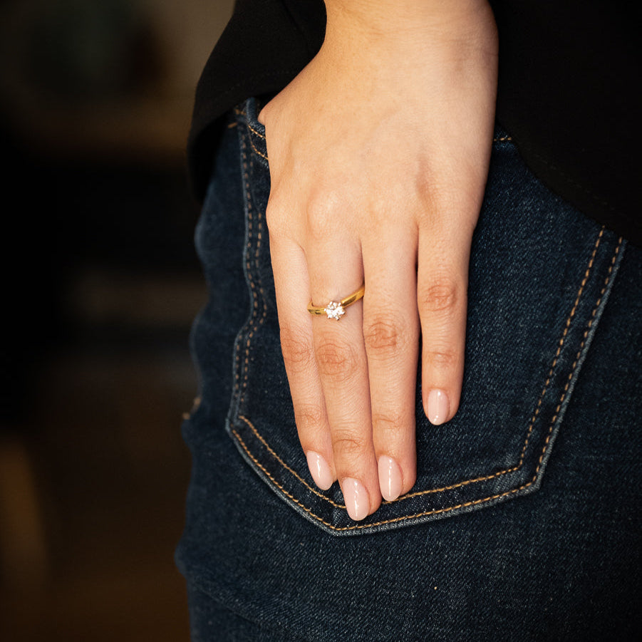 26944C - Solitario oro amarillo 18kt brillante 0,40ct con engaste oro blanco