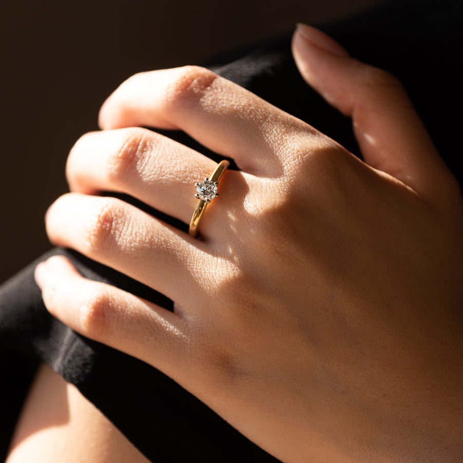 Solitario de oro amarillo de 18kt con diamante talla brillante de de 0,40ct engastado en 6 grapas en oro blanco. Un precioso anillo de compromiso con un diseño clásico y atemporal
Talla original: 15
Joyas de segunda mano  al mejor precio, envío gratuito. Anillos de compromiso baratos