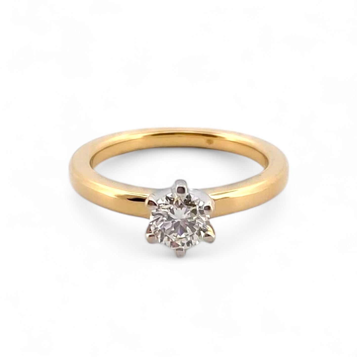 Solitario de oro amarillo de 18kt con diamante talla brillante de de 0,40ct engastado en 6 grapas en oro blanco. Un precioso anillo de compromiso con un diseño clásico y atemporal
Talla original: 15
Joyas de segunda mano  al mejor precio, envío gratuito. Anillos de compromiso baratos