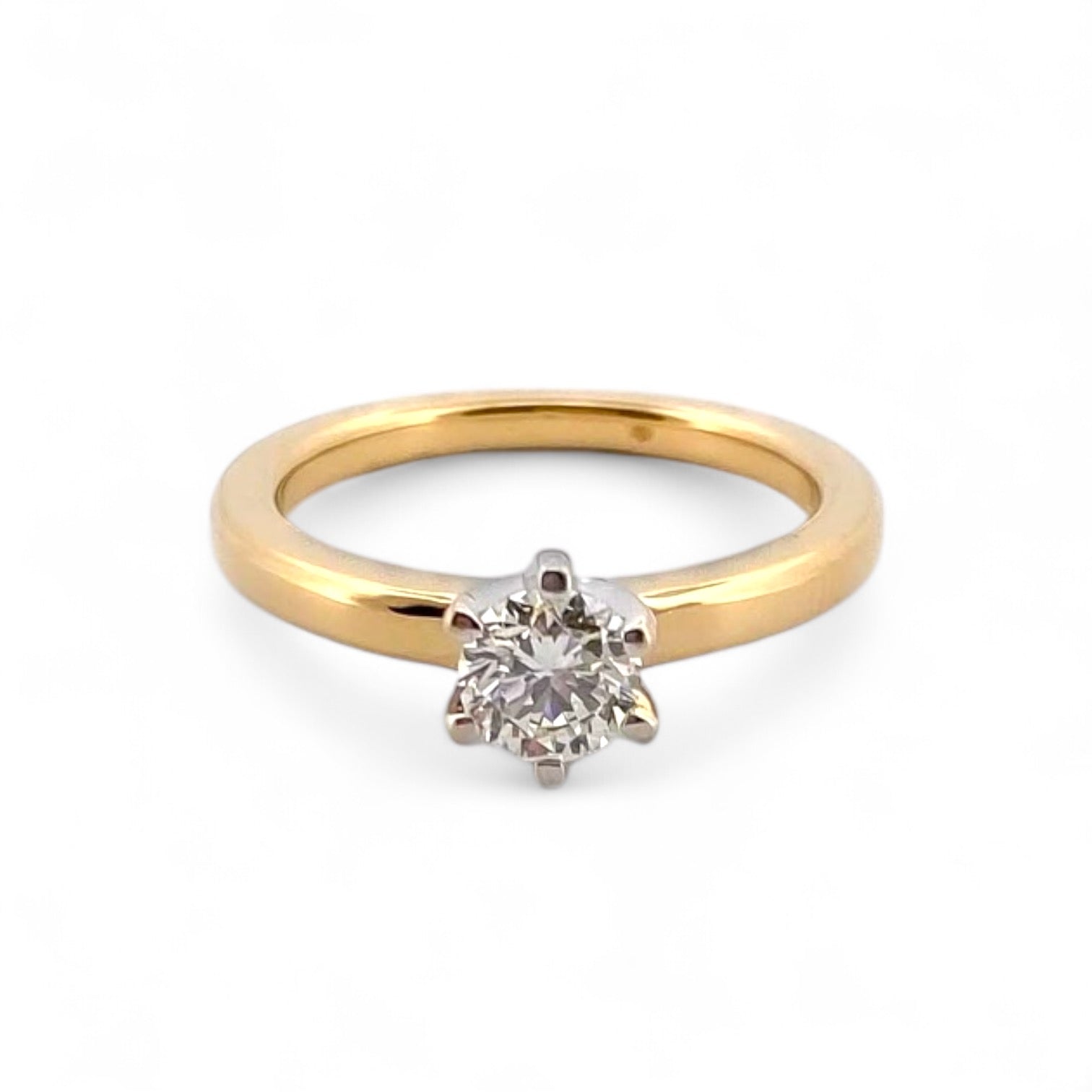Solitario de oro amarillo de 18kt con diamante talla brillante de de 0,40ct engastado en 6 grapas en oro blanco. Un precioso anillo de compromiso con un diseño clásico y atemporal
Talla original: 15
Joyas de segunda mano  al mejor precio, envío gratuito. Anillos de compromiso baratos