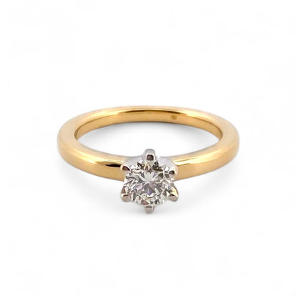 Solitario de oro amarillo de 18kt con diamante talla brillante de de 0,40ct engastado en 6 grapas en oro blanco. Un precioso anillo de compromiso con un diseño clásico y atemporal
Talla original: 15
Joyas de segunda mano  al mejor precio, envío gratuito. Anillos de compromiso baratos