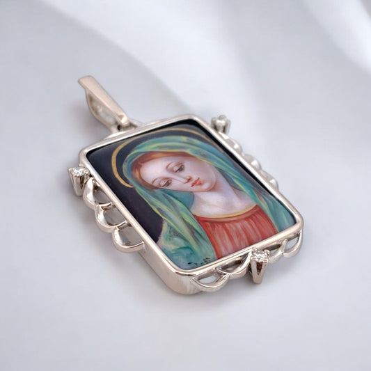 Colgante medalla realizado en oro amarillo de 18kt con grabado de la virgen María en formato semirectangular 40mm Ian'or, tu joyería de confianza. Restauramos joyas de segunda mano para darles una nueva vida y vendemos oro al mejor precio.