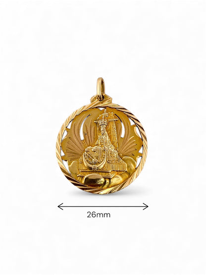 Colgante medalla realizado en oro amarillo de 18kt con grabado de el corazón de Jesús y escapulario de la virgen de las angustias. Joyas religiosas de oro al mejor precio.