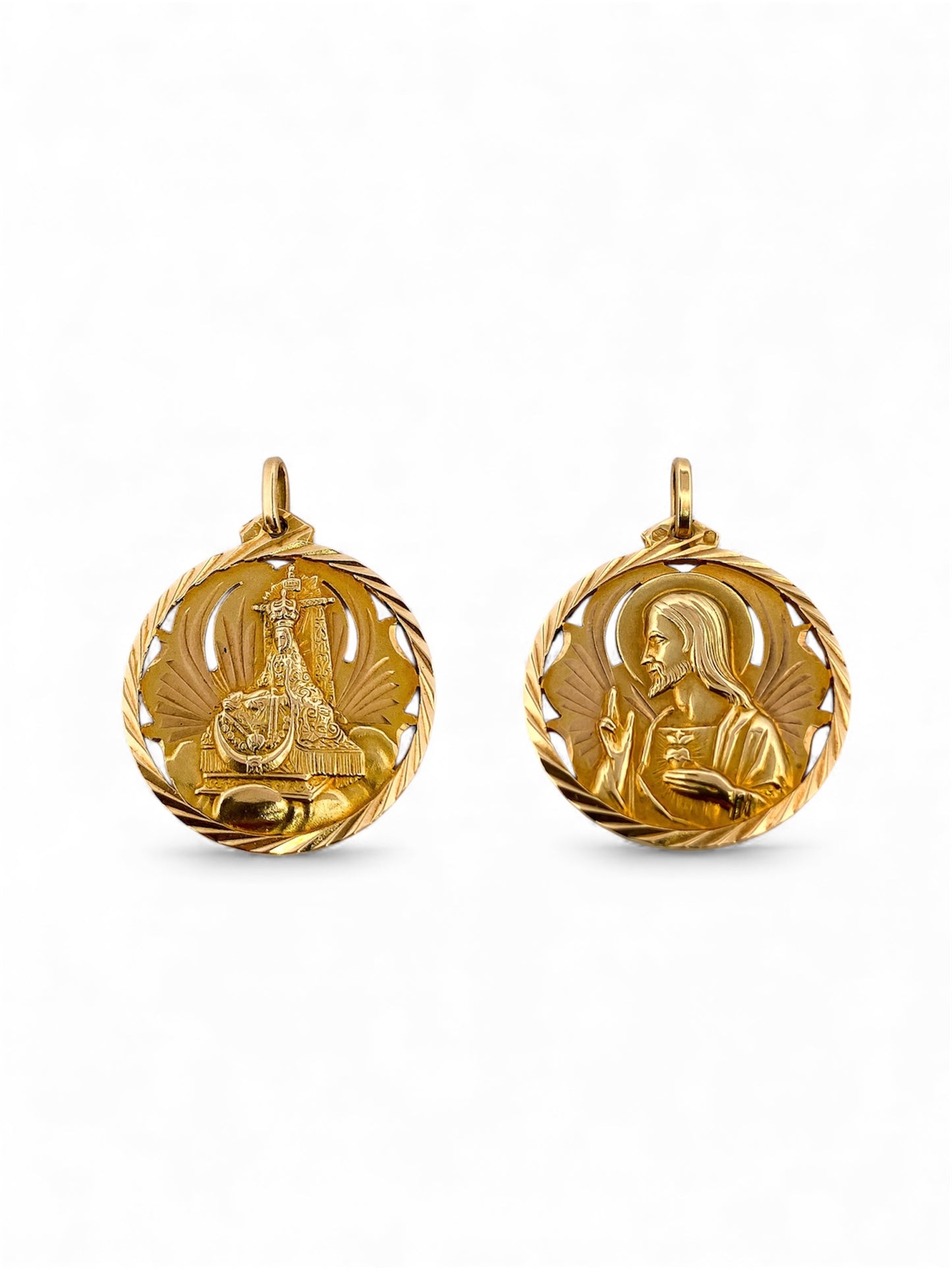 Colgante medalla realizado en oro amarillo de 18kt con grabado de el corazón de Jesús y escapulario de la virgen de las angustias. Joyas religiosas de oro al mejor precio.